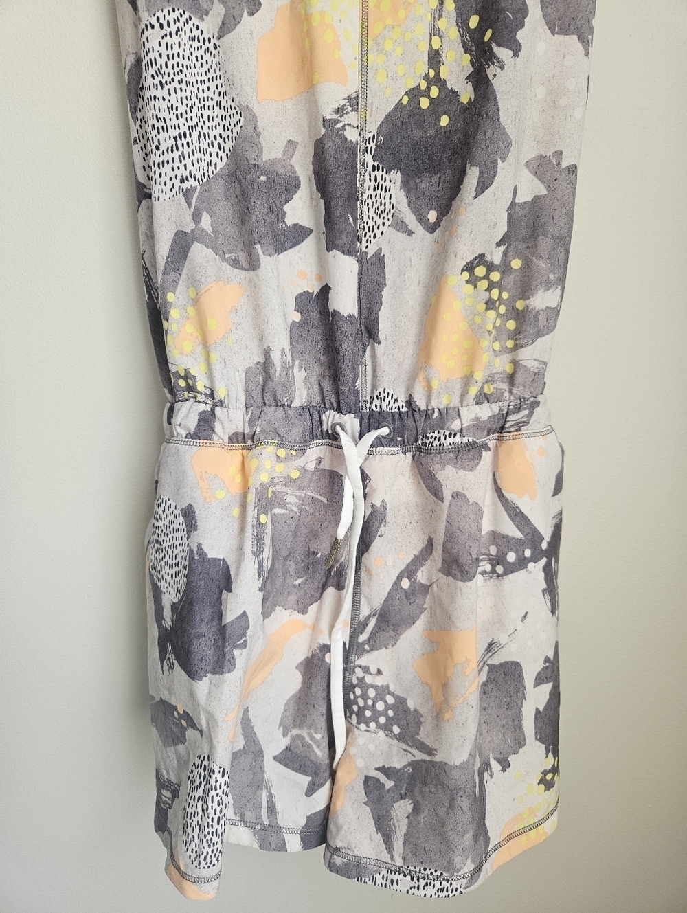 Lululemon Be Free Runsie Mini Art Pop White Multi Sz 6 - Picture 4 of 5